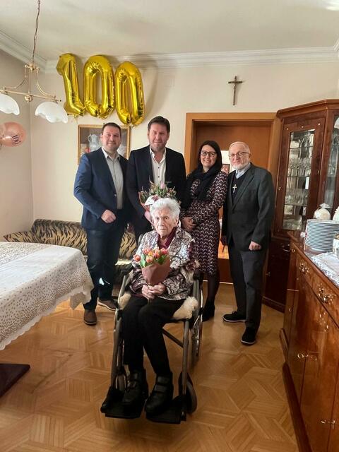 100. Geburtstag gefeiert: Vizebürgermeister Werner Gabriel, Bürgermeister Bernhard Herics, Gemeinderätin Bibiane Varga-Schlögl und Pfarrer Branko Kornfeind gratulierten Agnes Subosits. | Foto: Bernhard Herics