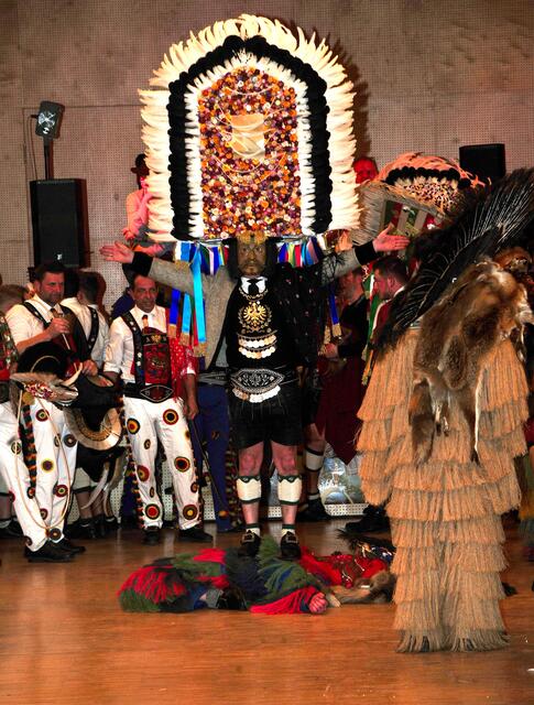 Darum geht's: Frühling besiegt den Winter! | Foto: Hassl