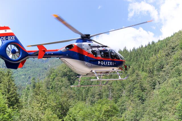 Zwei Erwachsene wurden mittels Hubschrauber gerettet. | Foto: Santrucek