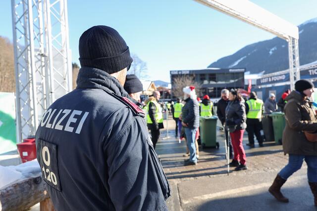  Alpine Skiweltmeisterschaft, Saalbach2025, Ski-WM2025 in Saalbach-Hinterglemm. Abfahrt der Damen, Damenabfahrt. Im Bild: Polizeikontrollen  | Foto: Land Salzburg / Franz Neumayr
