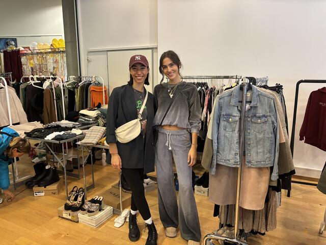 Die Ausstellerinnen Denise und Sanda an ihren Fashion Ständern