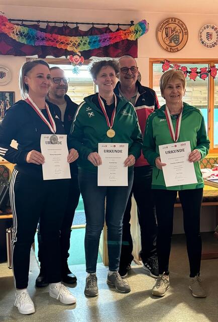 Bezirksmeisterschaft Luftpistole 2025.  Natascha Sary (Mitte), Pabneukirchen, siegte.  | Foto: Schützenverein Pabneukirchen