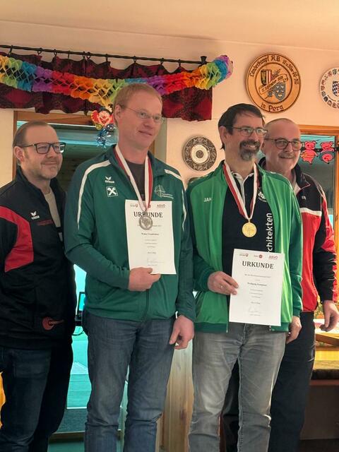 Pistolen Sieger Senioren 1 und Tagesbester Wolfgang Kemptner, Naarn (rechts). Silber ging bei den Senioren 2 an Walter Prandstätter | Foto: Schützenverein Pabneukirchen