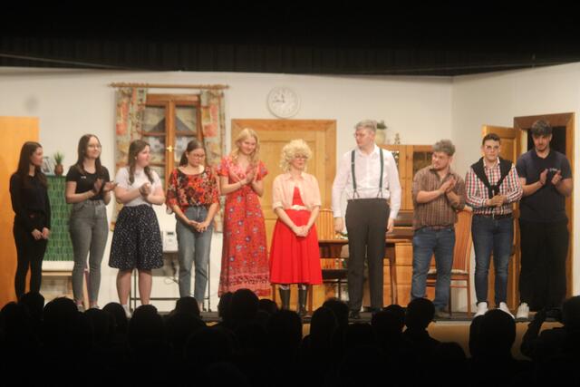 Die Landjugend Anger spielte heuer das Stück "Der Dorfcasanova".  | Foto: MeinBezirk/Hofmüller