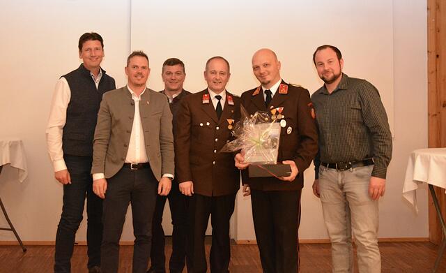 Bgm Stadlbauer gratulierte mit allen Vertretern der Fraktionen den scheidenden Kommandanten | Foto: FF Gerersdorf
