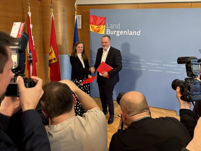 Handshake: Anja Haider-Wallner und Hans Peter Doskozil mit dem unterzeichneten Regierungsübereinkommen | Foto: Tscheinig