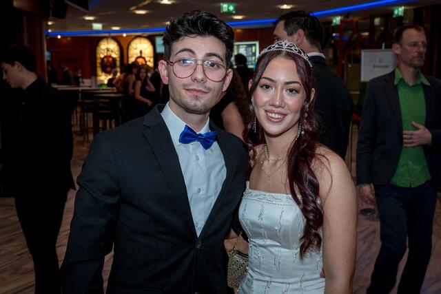 Maturantin Magdalena wurde von Leonardo auf die Tanzfläche begleitet.