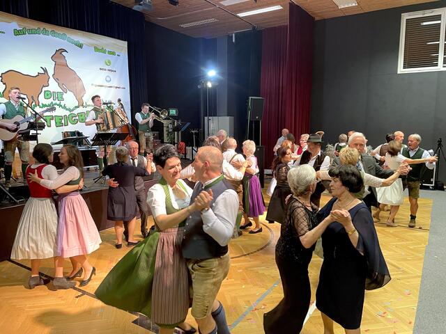 Die Tanzfläche war von guten Tanzpaaren gefüllt. | Foto: MeinBezirk