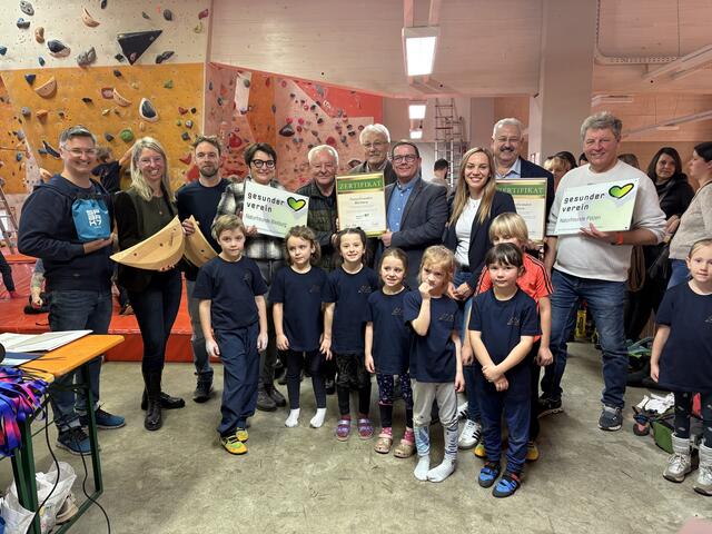 Tafel-Verleihung in der Jufa-Halle in Bleiburg: Gesundheitslandesrätin Beate Prettner mit den Vertretern der zwei neuen "Gesunden Vereine", Gratulanten und begeisterten jungen Teilnehmern des Boulderturniers. | Foto: Büro LR.in Prettner