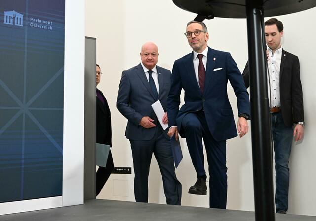 Die Stimmung zwischen ÖVP-Bundesparteiobmann Christian Stocker und FPÖ-Chef Herbert Kickl ist angespannt. | Foto: HELMUT FOHRINGER / APA / picturedesk.com