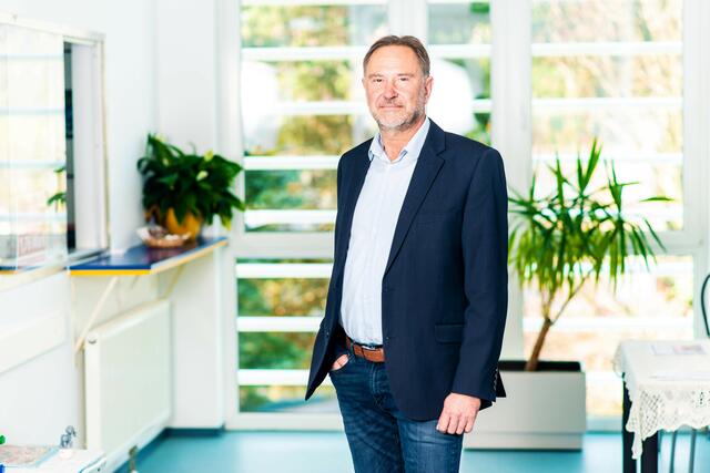 Der Bezirksstellenleiter der Arbeiterkammer in Scheibbs, Helmut Wieser, hilft Frauen bei Problemen mit ihrer Pension. | Foto: Mario Scheichel/Arbeiterkammer Niederösterreich