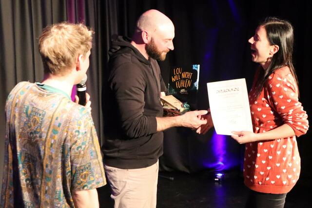 Für den Sieger gab es die Poetry Slam-Meister Stainz-Urkunde | Foto: Gerhard Langmann