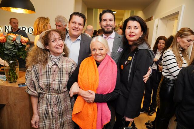 hinten, v. l.: CEO der Neuroth-Gruppe Lukas Schinko, Kammersänger Clemens Unterreiner, Opernsängerin Zoryana Kushpler; vorne v. l.: Sängerin Sandra Pires und Schauspielerin Gitti Kren. | Foto: Andreas Tischler
