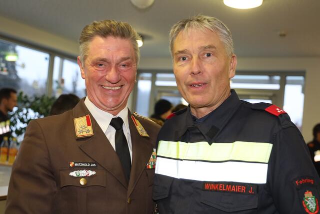 Feldbachs Bereichskommandant Johannes Matzhold (l.) mit Fehrings Stadtchef Johann Winkelmaier  | Foto: Schleich