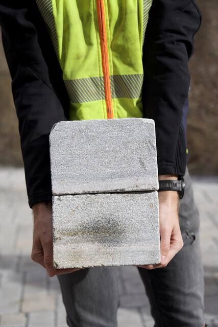 Bei den Pflasterarbeiten in der Innsbrucker Altstadt ist bald ein Ende in Sicht.  | Foto: Julia Perktold