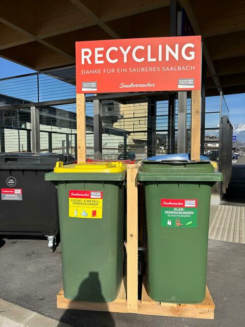 Entlang der Fanmeile und bei der Haltestelle Maishofen stehen diese Abfalleimer der Firma Saubermacher. | Foto: Sarah Braun