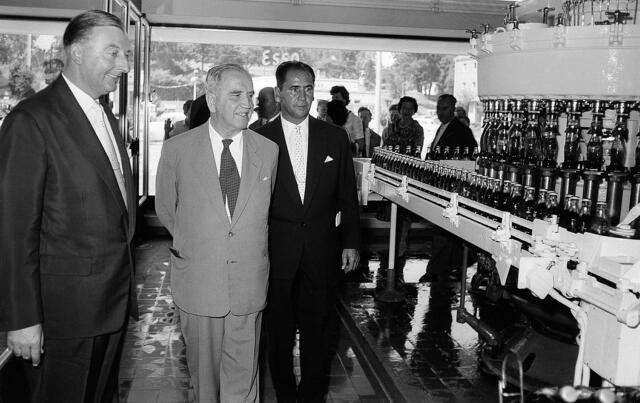 Bürgermeister Ernst Koref eröffnete die Coca-Cola Fabrik in Linz im Frühjahr 1959. | Foto: Archiv der Stadt Linz