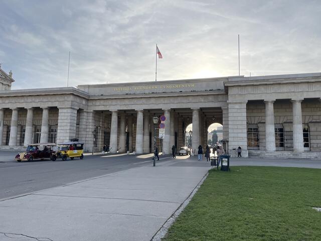 Im Äußeren Burgtor der Wiener Hofburg gibt es das österreichische Heldendenkmal. (Archivfoto) | Foto: Teischl/RMW