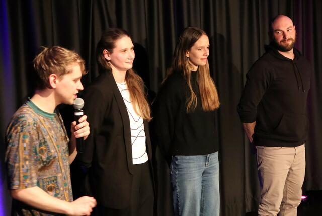 Moderator Yannick Steinkellner und die Slammer Agnes Maier, Lilly Lamprecht und Marvin Suckut (v.l.) | Foto: Gerhard Langmann