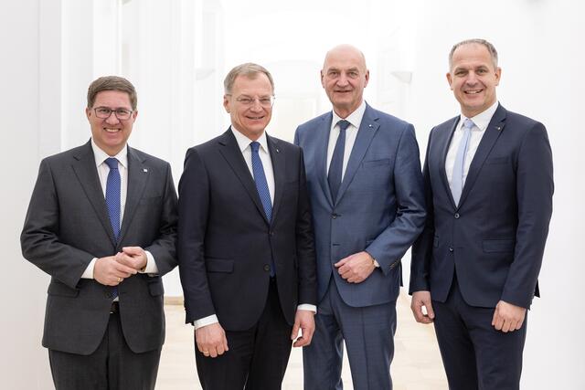 Im Bild (v. l.): Stv. Vorsitzender Oö. Städtebund Andreas Rabl, Landeshauptmann Thomas Stelzer, Landesrat Christian Dörfel und Gemeindebund-Präsident Christian Mader präsentieren die neue Pflege-Strategie „Betreuungsarchitektur 2040“. | Foto: Land OÖ/Margot Haag