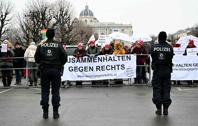 Viele Gruppen sind bereits am Ballhausplatz zum Protest gegen FPÖ-ÖVP zusammengekommen. Jetzt planen auch die AHS-Schülerinnen und -Schüler eine Demo. | Foto: JOE KLAMAR / AFP / picturedesk.com 