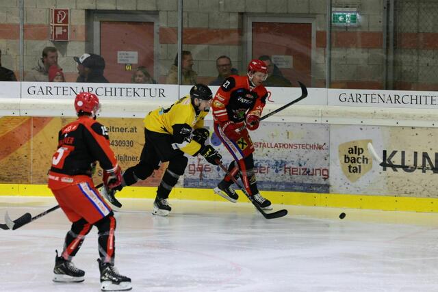 Kundl (rot) - WEV (gelb) 3:2 | Foto: Gerhard Weiss