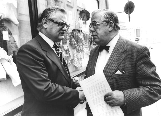 Sozialstadtrat Hugo Schanovsky (links) und Bürgermeister Franz Hillinger im Juni 1977. | Foto: Archiv der Stadt Linz