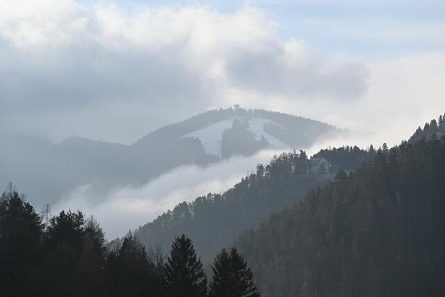 Wolken kommen von der Steiermark über den Semmering Pass