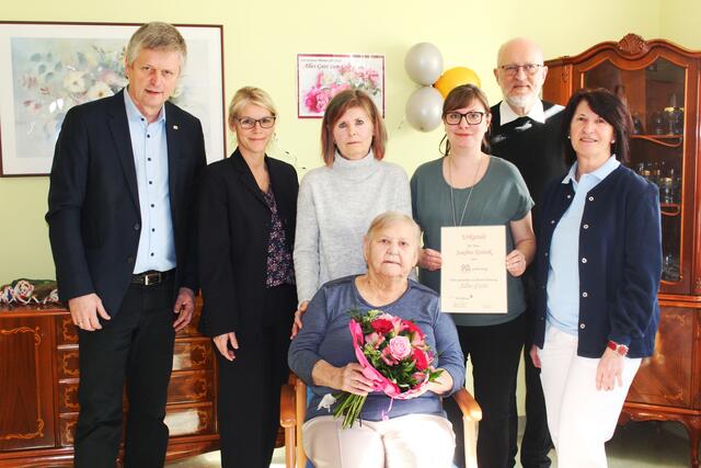 Vorne sitzend die Jubilarin Josefine Kolesik, stehend vlnr.: Stadtrat Ing. Günter Schnötzinger;
Pflegedirektorin Karin Mörtel, BSc MA; Nichte Ottilie Triska; Großnichte Lisa Hofmann; Pfarrer
Eduard Schipfer; Managerin Alltagsbegleitung und Ehrenamt Elisabeth Schönhofer | Foto: PBZ Hollabrunn