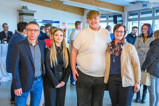 Stefanie Holzbauer aus Andorf und Noah Huber aus Schardenberg, beide bei Peter Kasberger Baustoffe in St. Florian am Inn tätig, schlossen die Ausbildung zum Bauproduktefachberater in der Berufsschule Rohrbach ab – Holzbauer sogar mit ausgezeichnetem Erfolg. | Foto: WKO/Wolfgang Simlinger