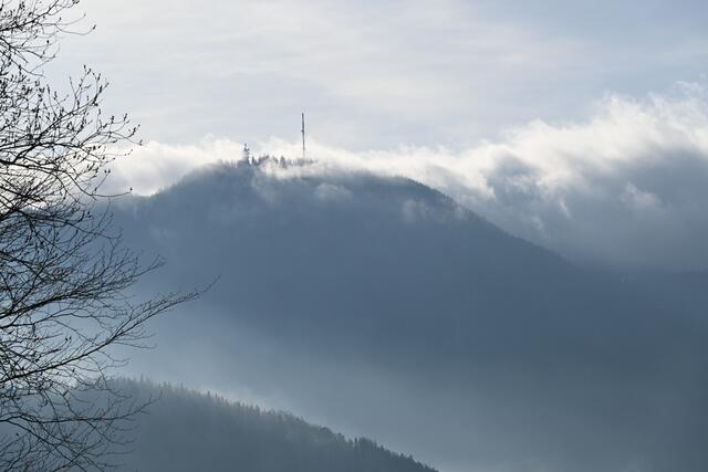 Wolken und Nebelschwaden am Gipfel des Sonnwendsteins