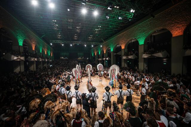 Die Spiegeltuxer am Bauernbundball 2025.  Am 16.2. laden die Absamer Matschgerer zum „Große Matschgererumzug“. | Foto: BB/Alleweil