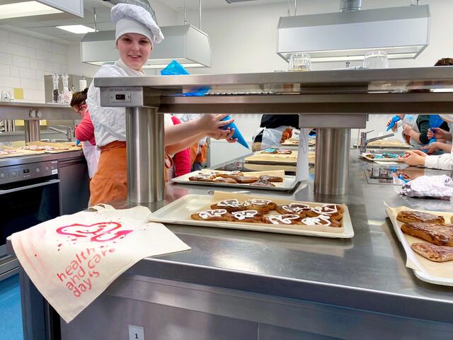 Die gemeinsam fabrizierten Lebkuchen füllen die ebenso gemeinsam bedruckten Geschenksäckchen der Health &amp; Care Days. | Foto: Lebenshilfe Perg