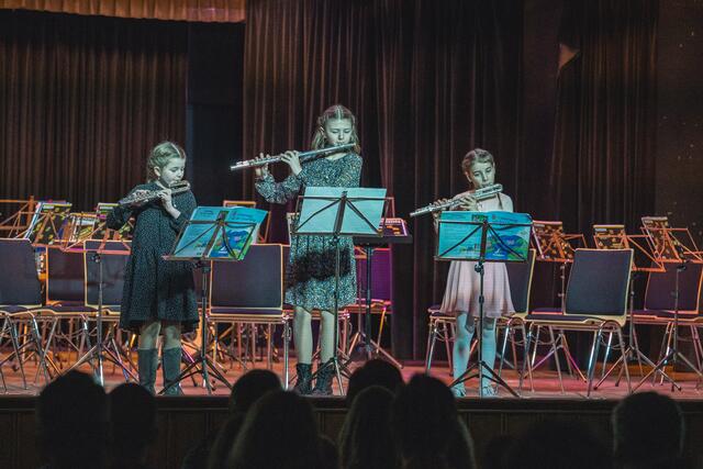 Mona, Alena und Viola mit Andante grazioso auf der Querflöte | Foto: Pernsteiner