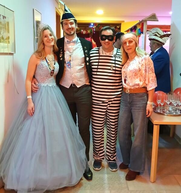 Prinzessin Martina Holl, Prinz Marvin Berger, Bürgermeister Kurt Pawluk, Gerlinde Grill (von links). Hinten rechts: WCC-Präsident Gerhard Schweiger  | Foto: SPÖ Roßleithen 