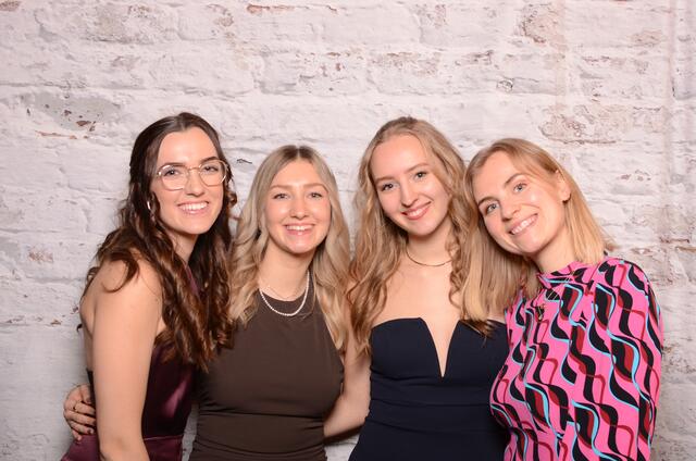 Auch dieses Damen-Quartett ließ sich das Dorfer Ball-Highlight nicht entgehen. | Foto: Landjugend Dorf/Pram