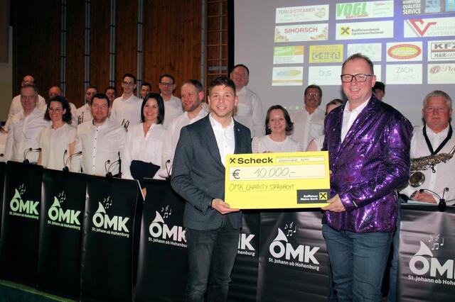 Johannes Strommer und Bürgermeister Lukas Vogl strahlen bei dieser Spendensumme um die Wette. | Foto: OMK St. Johann/H.