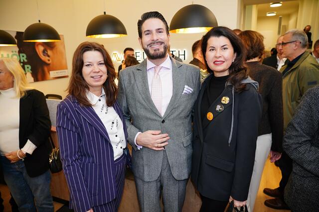 v. l.: Designerin Sabine Karner, Kammersänger Clemens Unterreiner, Opernsängerin Zoryana Kushpler. | Foto: Andreas Tischler