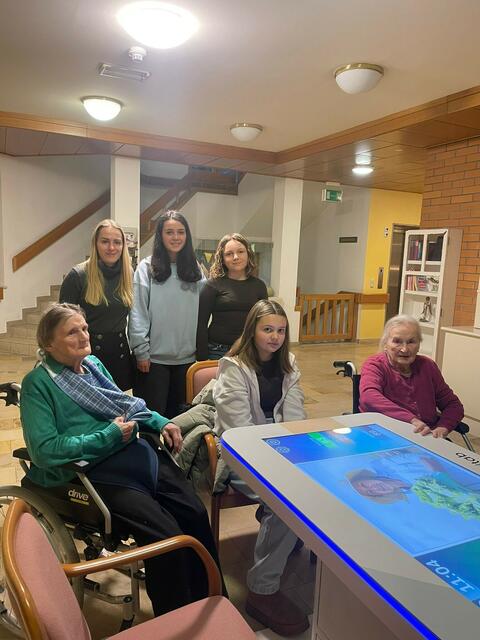 Die Jugendlichen haben einen geselligen Nachmittag mit den Senioren in Mattighofen verbracht. | Foto: JCUV