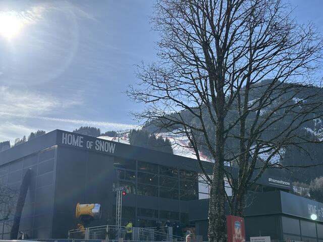 Das "Home of Snow" am Fuße des Zwölferkogels – hier finden die meisten Medientermine der WM statt. | Foto: Sarah Braun