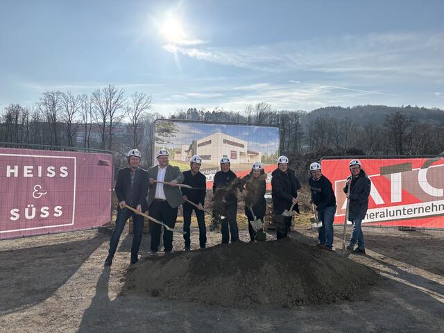 Bild, v.links: Karl Dürer (Erdbau Dürer) Michael Göschelbauer (Bürgermeister Altlengbach), Andreas Steiner (ATC), Christian Heiss (Heiss &amp; Süß), Bettina Brandstetter (Heiss &amp; Süß), Michael Kirschner (ATC), Christian Gahn (Heiss &amp; Süß) und Christoph Kleemann (ATC) | Foto: Lina Chalusch