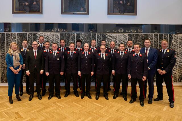 Die Teilnehmer des Chargenlehrganges der Berufsfeuerwehr feierten ihren erfolgreichen Abschluss. | Foto: Stadt Linz/Brugger