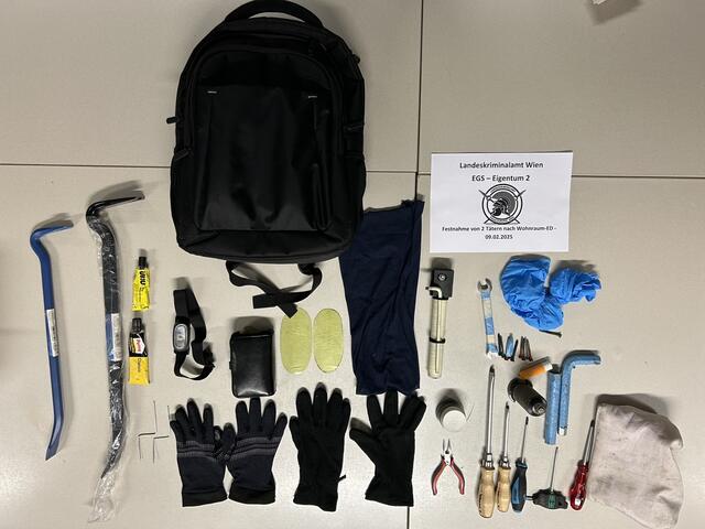 In ihrem Mietauto hatten die beiden Tatverdächtigen nicht nur Diebesgut, sondern auch allerlei Werkzeug.  | Foto: LPD Wien