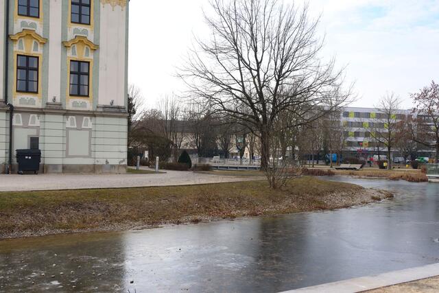 Im Wassergraben beim Schloss Traun machte eine Frau die grausige Entdeckung. | Foto: laumat/Matthias Lauber/Matthias Lauber