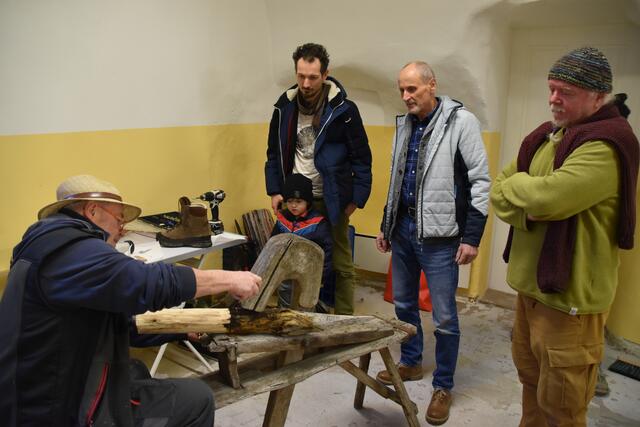 Im Reparatur-Café in der Scheibbser Altstadt können Senioren nicht mehr funktionstaugliche Alltagsgegenstände unter Anleitung von Experten selbst herrichten. | Foto: Roland Mayr