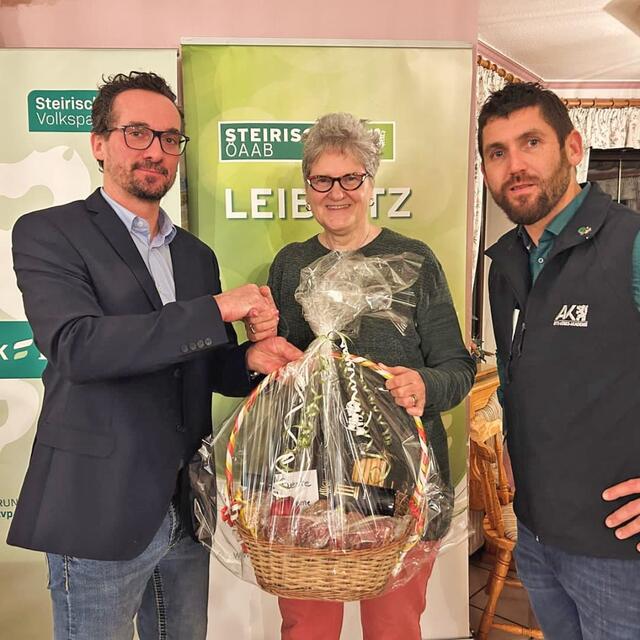 Ulrike Resch durfte sich über einen Fleischkorb freuen. | Foto: ÖVP Leibnitz