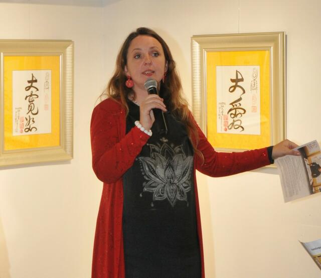 Tao Kalligrafie Lehrerin Natalie Schöpflin kam extra aus Mallorca, wo sie selbst bereits eine Vielzahl exklusiver VIP-Events und Workshops mit der transformativen Tao Kalligrafie angeboten hat | Foto: Heinz Pachernegg - Radio Dauerwelle