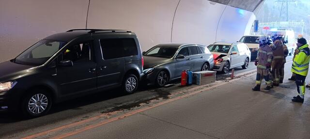 Ein 32-jähriger Lenker fuhr mit seinem Pkw auf einen bereits stehenden Pkw auf, der durch die Wucht des Aufpralls auf ein weiteres Fahrzeug geschoben wurde. | Foto: Freiwillige Feuerwehr Golling