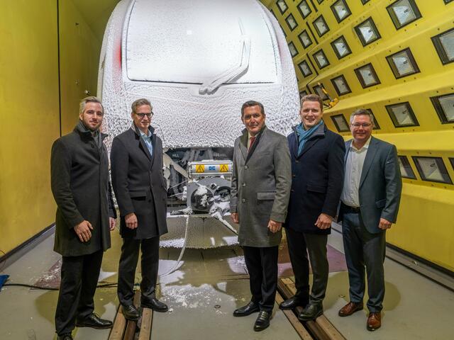 Die Schienenfahrzeuge werden in einem Klima-Wind-Kanal auf alle klimatischen Bedingungen getestet.  | Foto: Valentina Marinelic/MeinBezirk