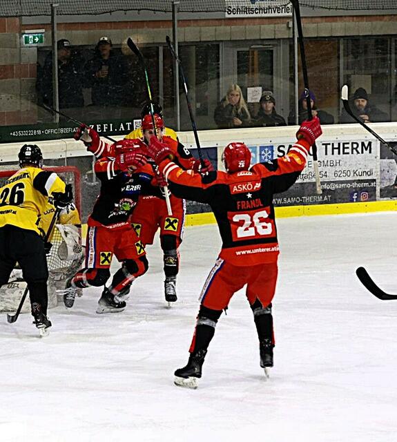 Kundl (rot) bejubelt den 3:2 Sieg über den WEV. | Foto: Gerhard Weiss